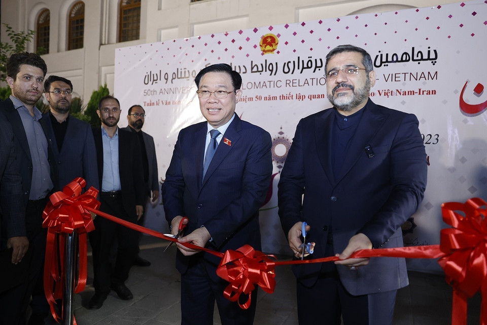 Chủ tịch Quốc hội Vương Đình Huệ và Bộ trưởng Văn hóa và Định hướng Hồi giáo Iran Mohammad Mehdi Esmaili cắt băng khai mạc. (Ảnh: Doãn Tấn/TTXVN)