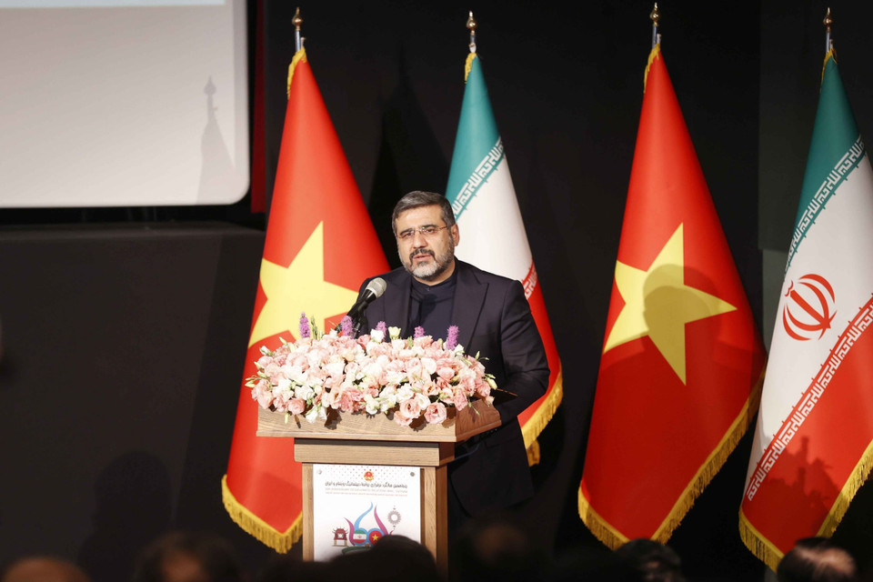 Bộ trưởng Văn hóa và Định hướng Hồi giáo Iran Mohammad Mehdi Esmaili phát biểu. (Ảnh: Doãn Tấn/TTXVN)