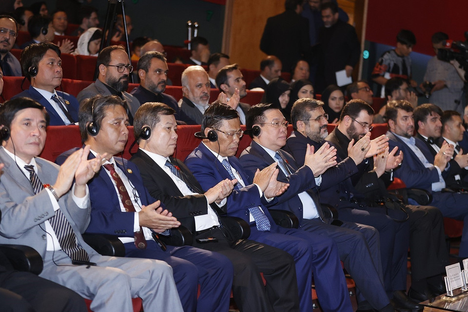 Chủ tịch Quốc hội Vương Đình Huệ và các đại biểu dự khai mạc Tuần lễ Văn hóa Việt Nam tại Iran. (Ảnh: Doãn Tấn/TTXVN)