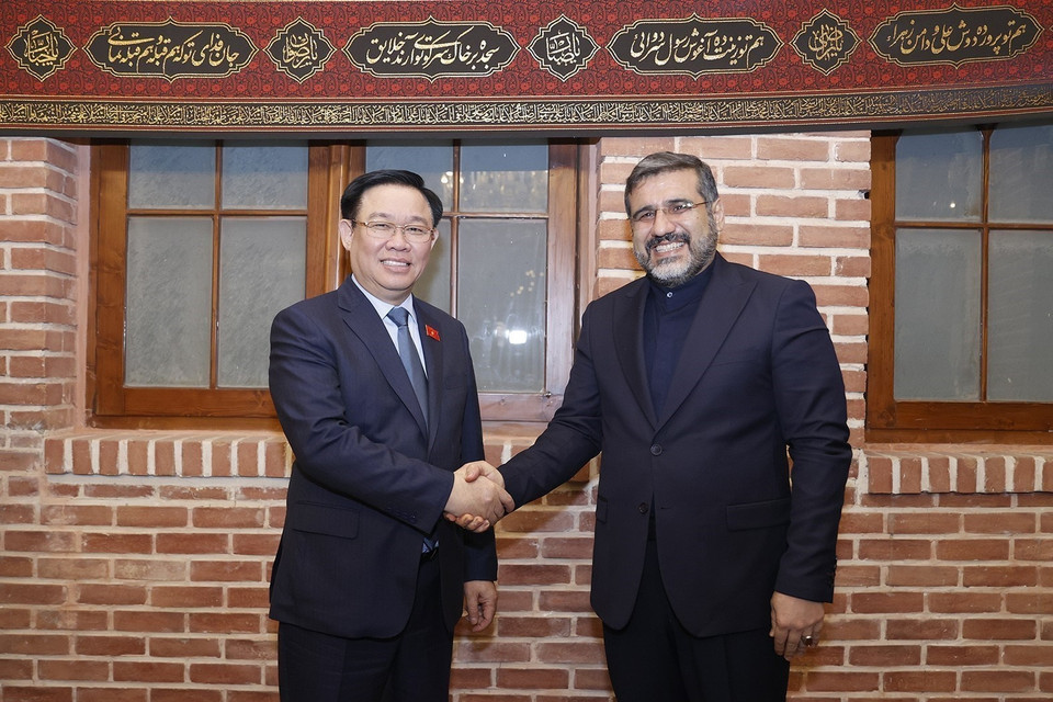 Tối 9/8/2023 (theo giờ địa phương), tại thủ đô Tehran, Chủ tịch Quốc hội Vương Đình Huệ dự khai mạc Tuần lễ Văn hóa Việt Nam tại Iran, nhân kỷ niệm 50 năm thiết lập quan hệ ngoại giao giữa hai nước. Sự kiện do Bộ Văn hóa, Thể thao và Du lịch Việt Nam phối hợp với Đại sứ quán Việt Nam tại Iran cùng một số đơn vị của Iran tổ chức. Trong ảnh: Chủ tịch Quốc hội Vương Đình Huệ với Bộ trưởng Văn hóa và Định hướng Hồi giáo Iran Mohammad Mehdi Esmaili tại lễ khai mạc sự kiện. (Ảnh: Doãn Tấn/TTXVN)