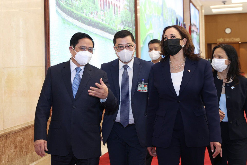 Thủ tướng Phạm Minh Chính giới thiệu với Phó Tổng thống Hoa Kỳ Kamala Harris những hình ảnh về đất nước và con người Việt Nam. (Ảnh: Dương Giang/TTXVN)