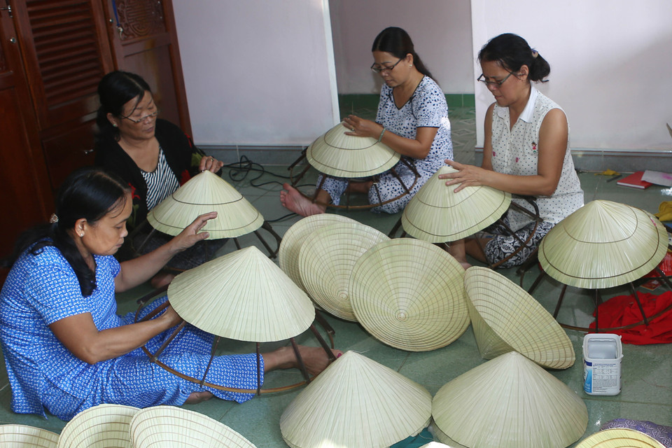 Làng Mỹ Lam thuộc xã Phú Mỹ, huyện Phú Vang (Thừa Thiên-Huế) có nghề chằm nón lá lâu đời với 80% số hộ trong làng làm nghề, phục vụ du lịch, lễ hội và thị hiếu của khách hàng. (Ảnh: Hồ Cầu/TTXVN)