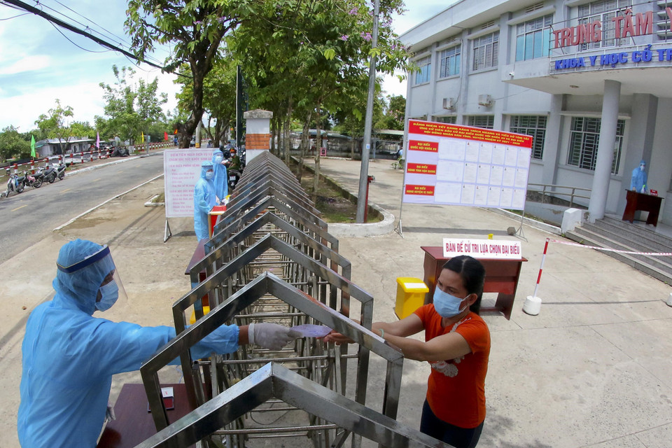 Cử tri là người dân bỏ phiếu bầu tại khu cách ly tập trung, bệnh viện, cơ sở y tế. (Ảnh: Duy Khương/TTXVN)