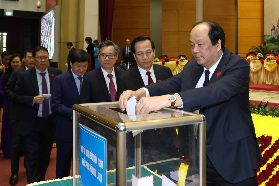 Các đại biểu ủng hộ đồng bào miền Trung khắc phục hậu quả lũ lụt. (Ảnh: Thống Nhất/TTXVN)