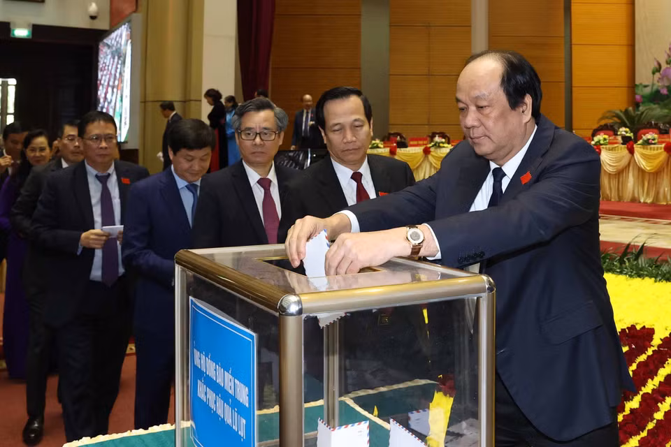 Các đại biểu ủng hộ đồng bào miền Trung khắc phục hậu quả lũ lụt. (Ảnh: Thống Nhất/TTXVN)