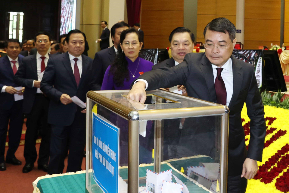 Các đại biểu ủng hộ đồng bào miền Trung khắc phục hậu quả lũ lụt. (Ảnh: Thống Nhất/TTXVN)