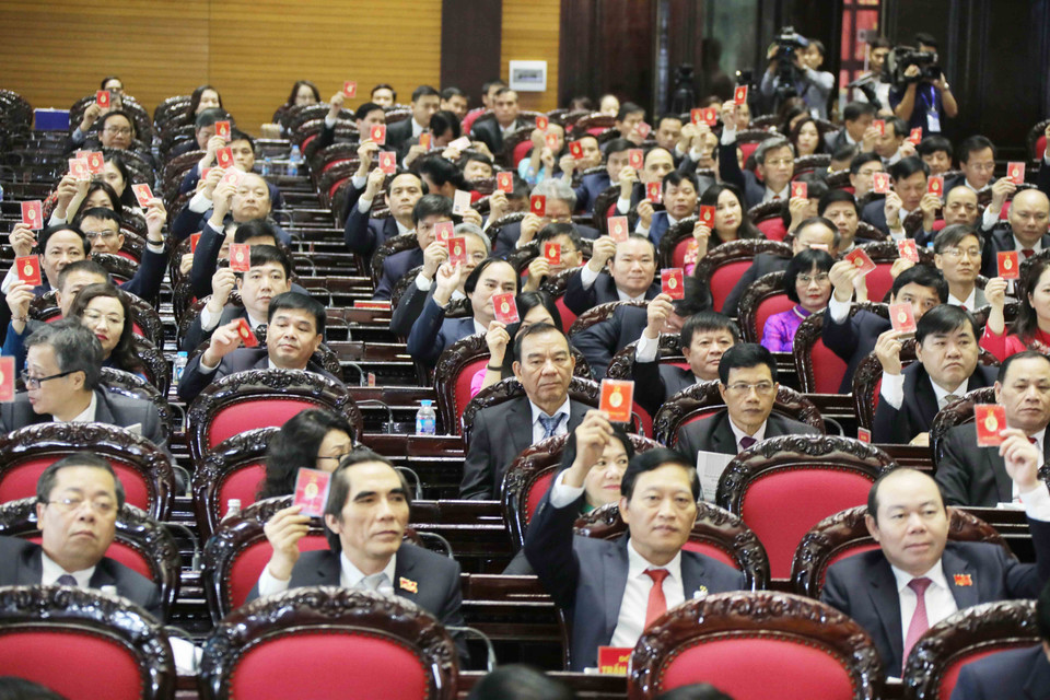 Đại biểu dự Đại hội biểu quyết thông qua Báo cáo thẩm tra tư cách đại biểu. (Ảnh: Phương Hoa/TTXVN)