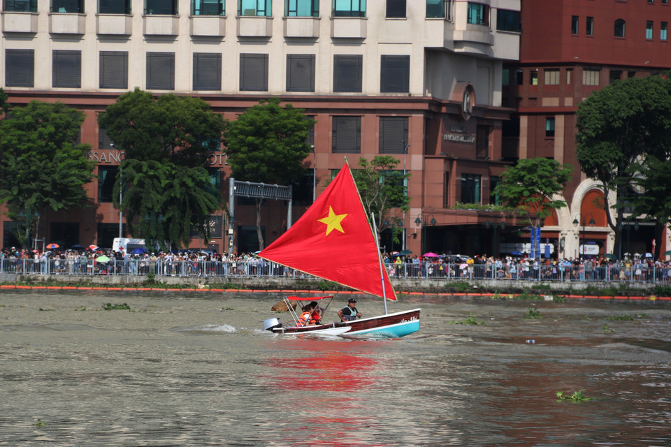 Các hoạt động thể thao dưới nước trong khuôn khổ lễ hội. (Ảnh: Thu Hương/TTXVN)