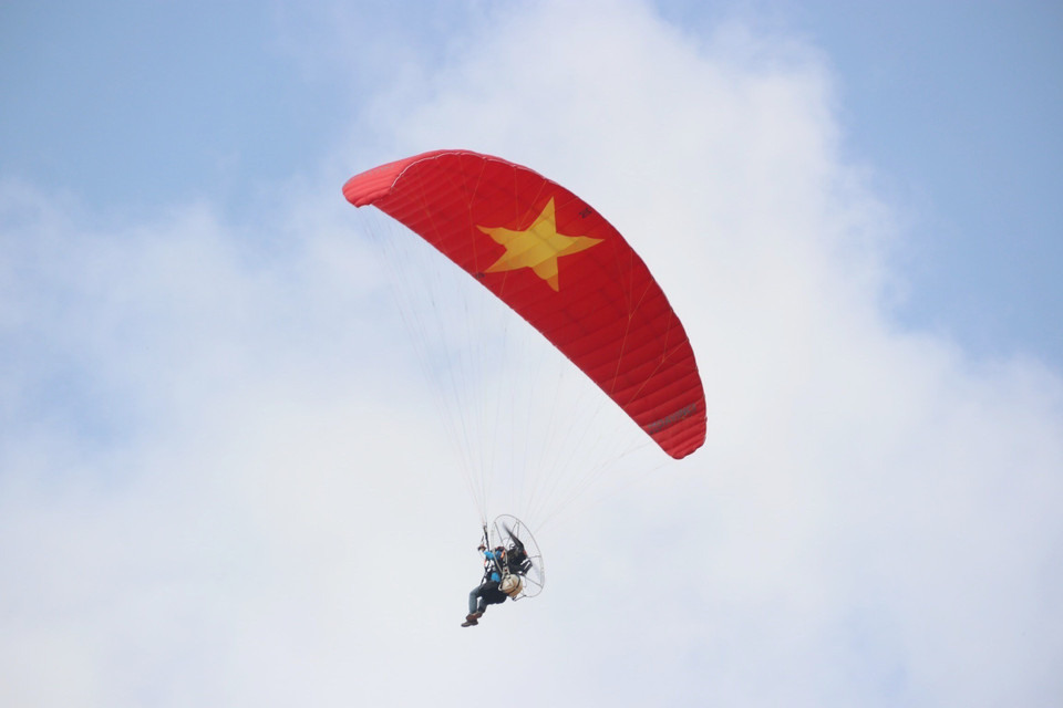 Phần trình diễn dù lượn trong khuôn khổ lễ hội. (Ảnh: Thu Hương/TTXVN)