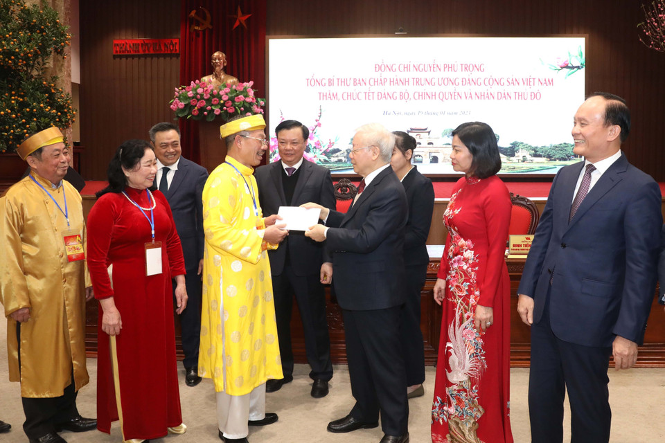 Tổng Bí thư Nguyễn Phú Trọng đến chúc Tết những người cao tuổi của Thủ đô Hà Nội. (Ảnh: Phương Hoa/TTXVN)