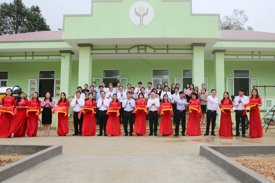 Nhân chuyến thăm và làm việc tại Quảng Trị, ngày 3/11, tại xã Triệu Tài, Đoàn công tác Thông tấn xã Việt Nam phối hợp với Ủy ban Nhân dân huyện Triệu Phong, tỉnh Quảng Trị tổ chức lễ khánh thành, bàn giao Trường mầm non Triệu Tài. Ngôi trường có tổng kinh phí gần 2 tỷ đồng, do Thông tấn xã Việt Nam và Quỹ Thiện Tâm-Tập đoàn Vingroup tài trợ. (Ảnh: Hồ Cầu/TTXVN)