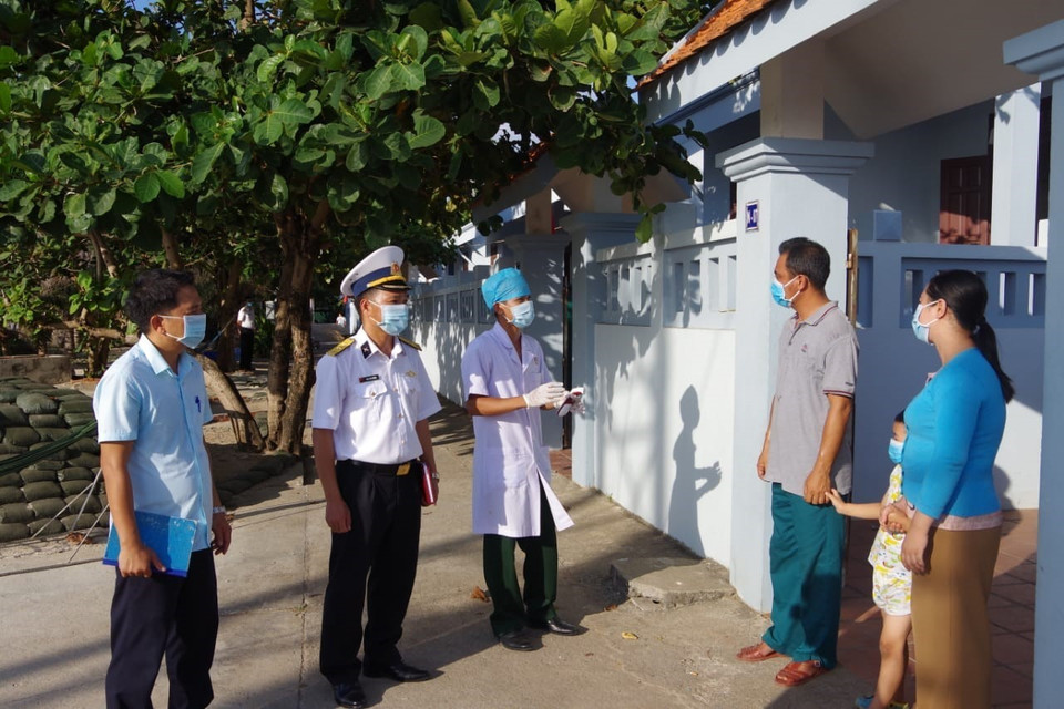 Lực lượng quân y của Trung tâm y tế thị trấn Trường Sa đến từng hộ gia đình hướng dẫn cách phòng chống dịch COVID -19. (Nguồn: TTXVN phát)