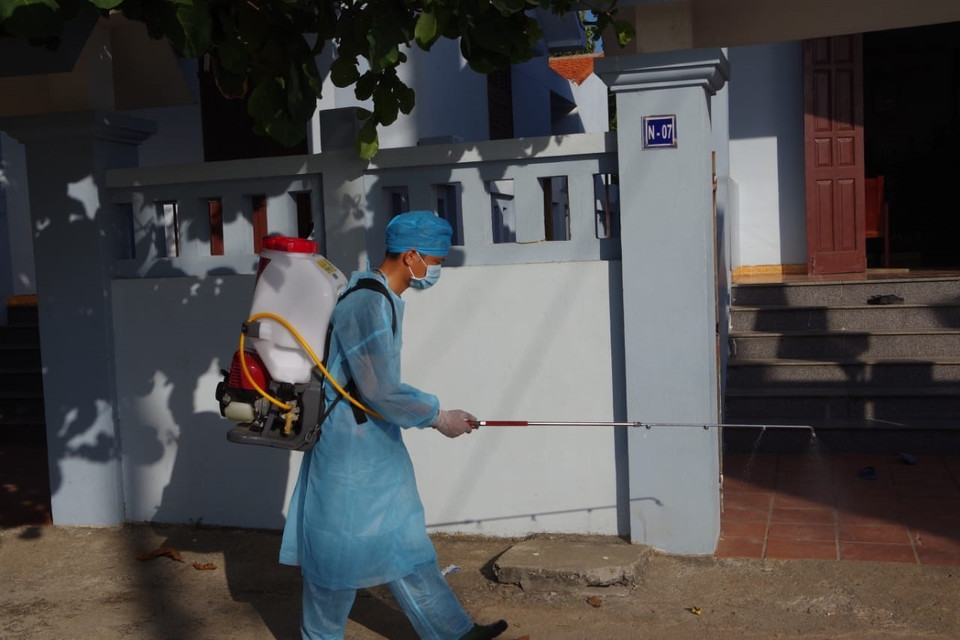 Lực lượng quân y trên đảo Trường Sa tiến hành phun khử khuẩn định kỳ khu vực sinh sống của người dân, nhằm phòng chống dịch COVID-19. (Nguồn: TTXVN phát)