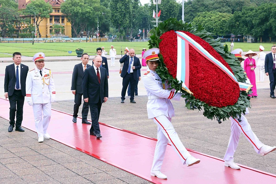 Chiều 20/6/2024, Tổng thống Liên bang Nga Vladimir Putin đến đặt vòng hoa và vào Lăng viếng Chủ tịch Hồ Chí Minh. (Ảnh: Phạm Kiên/TTXVN)