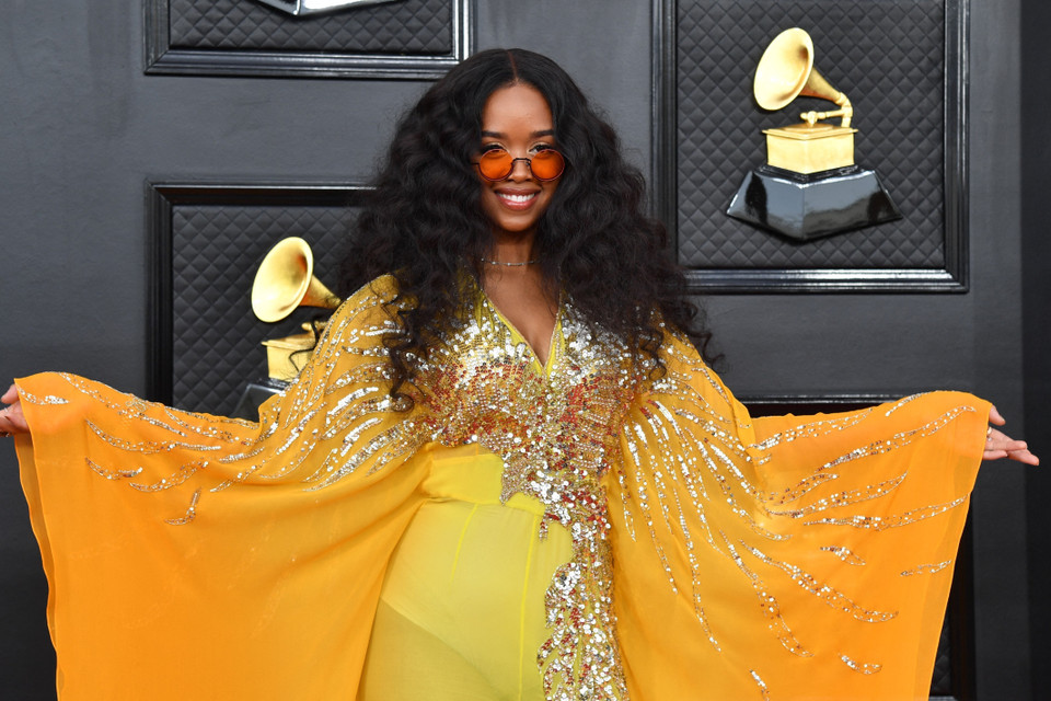 Màn trình diễn R&amp;B truyền thống xuất sắc thuộc về Fight for You của H.E.R. tại lễ trao giải Grammy 2022 ngày 3/4/2022. (Ảnh: AFP/TTXVN)