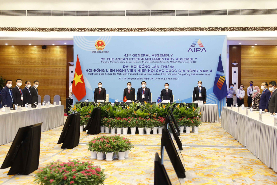 Chủ tịch Quốc hội Vương Đình Huệ với các đại biểu thực hiện nghi thức chào cờ. (Ảnh: Doãn Tấn/TTXVN)