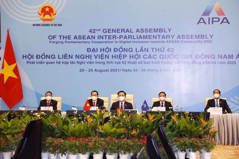 Chủ tịch Quốc hội Vương Đình Huệ với các đại biểu tham dự Đại hội đồng AIPA lần thứ 42. (Ảnh: Doãn Tấn/TTXVN)