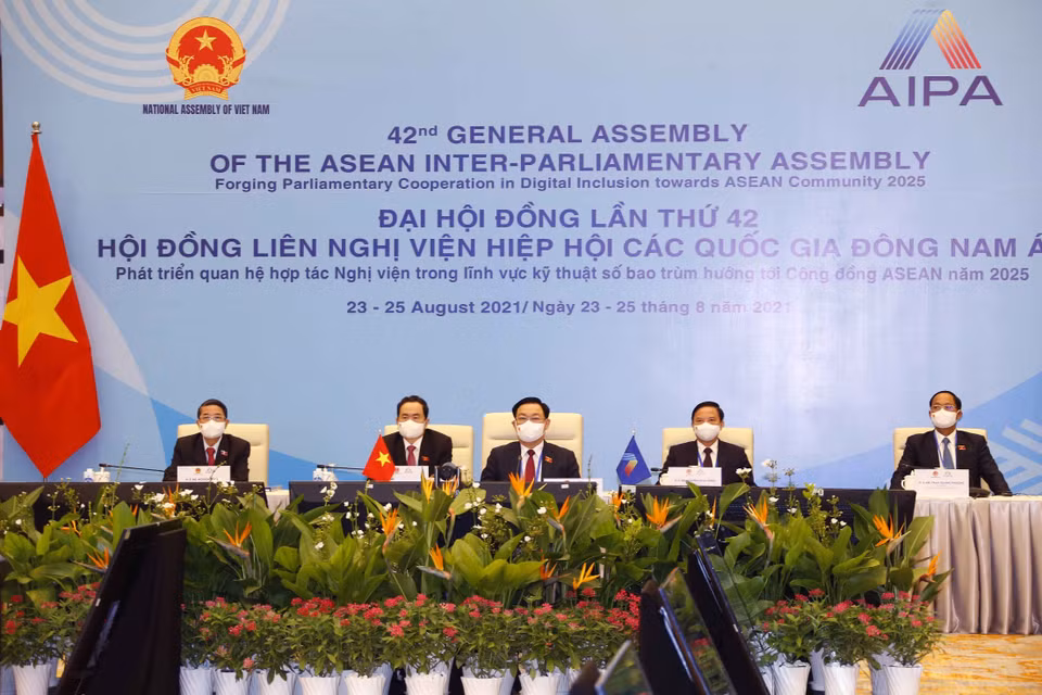 Chủ tịch Quốc hội Vương Đình Huệ với các đại biểu tham dự Đại hội đồng AIPA lần thứ 42. (Ảnh: Doãn Tấn/TTXVN)