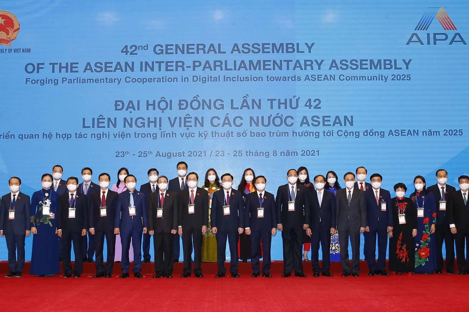 Chủ tịch Quốc hội Vương Đình Huệ và các đại biểu tham dự Đại hội đồng AIPA lần thứ 42 (AIPA 42). (Ảnh: Doãn Tấn/TTXVN)