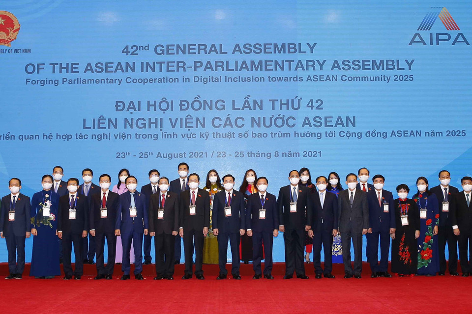 Chủ tịch Quốc hội Vương Đình Huệ và các đại biểu tham dự Đại hội đồng AIPA lần thứ 42 (AIPA 42). (Ảnh: Doãn Tấn/TTXVN)