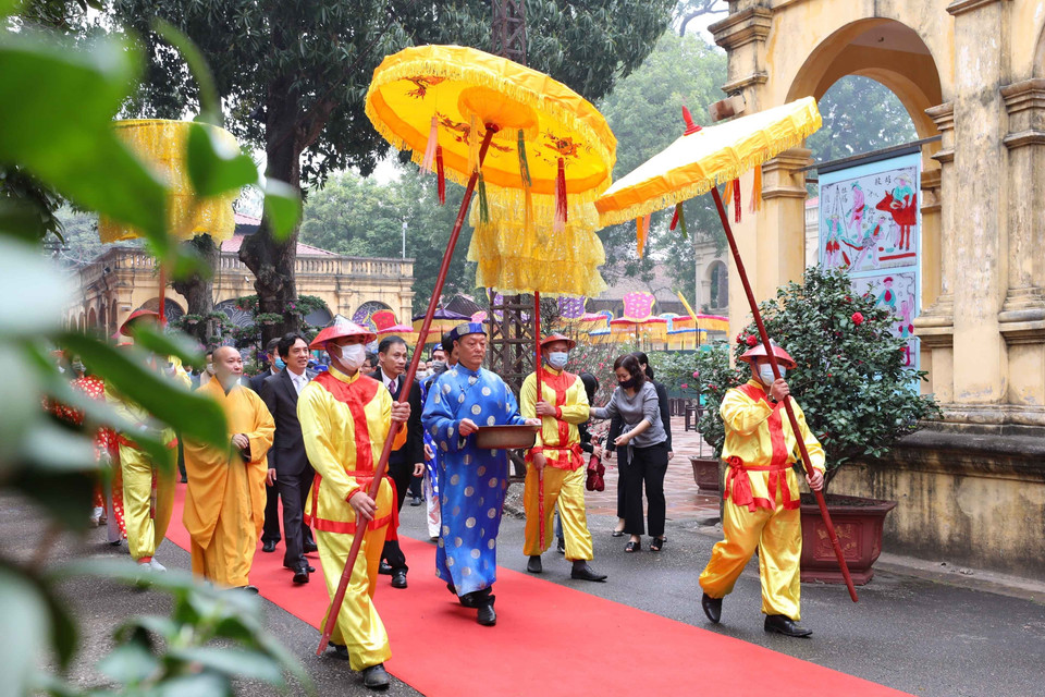 Đoàn hành lễ mang cá chép đi thả. (Ảnh: Thanh Tùng/TTXVN)