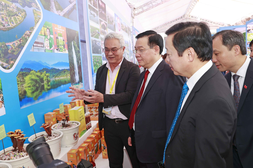 Chủ tịch Quốc hội Vương Đình Huệ và đại biểu tham gian hàng trưng bày sản phẩm tiêu biểu, đặc trưng của Hà Tĩnh. (Ảnh: Doãn Tấn/TTXVN)