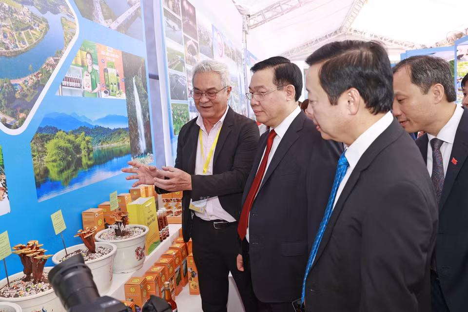 Chủ tịch Quốc hội Vương Đình Huệ và đại biểu tham gian hàng trưng bày sản phẩm tiêu biểu, đặc trưng của Hà Tĩnh. (Ảnh: Doãn Tấn/TTXVN)