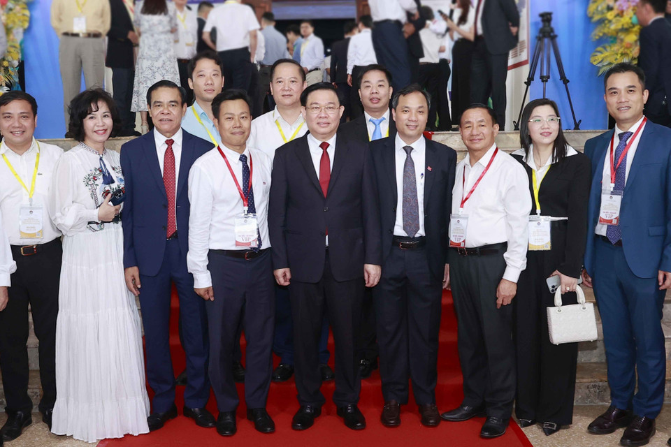 Chủ tịch Quốc hội Vương Đình Huệ với đại biểu dự hội nghị. (Ảnh: Doãn Tấn/TTXVN)