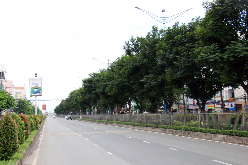 Làn dành riêng cho các phương tiện ôtô trên đường Trường Chinh, hướng từ An Sương vào trung tâm Thành phố khá vắng vẻ. (Ảnh: Tiến Lực/TTXVN)