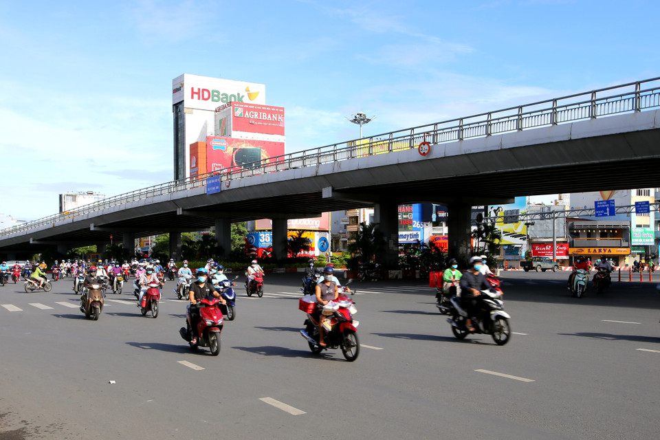 Vào 8 giờ sáng, khu vực ngã tư Hàng Xanh vẫn có tương đối đông phương tiện tham gia giao thông. (Ảnh: Thành Chung/TTXVN)