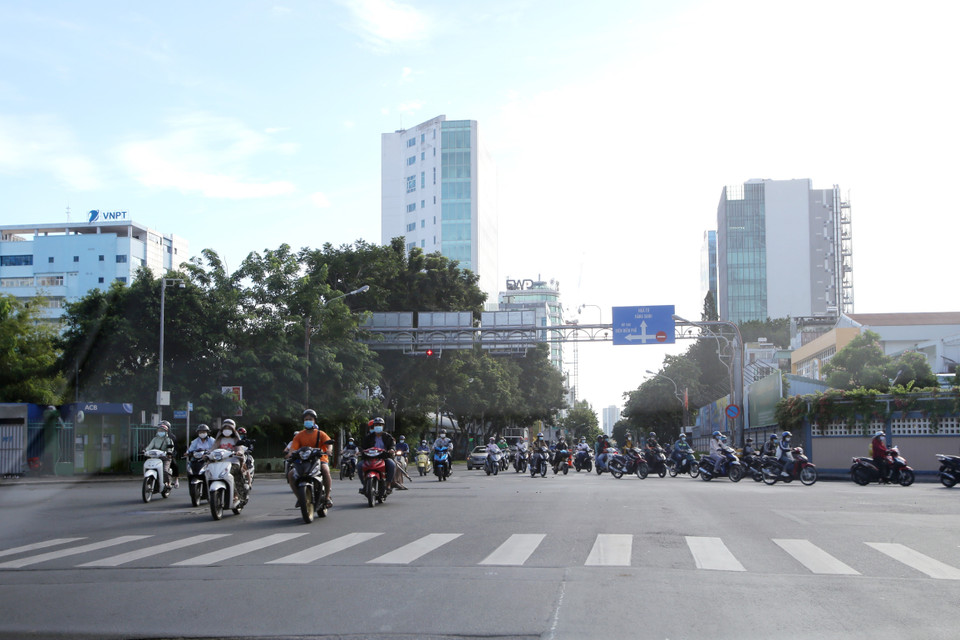 Vào 8 giờ sáng, khu vực giao lộ Nguyễn Thị Minh Khai-Đinh Tiên Hoàng (Quận 1) vẫn tương đối đông phương tiện tham gia giao thông. (Ảnh: Thành Chung/TTXVN)