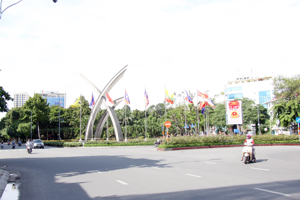 Khu vực công viên Hoàng Văn Thụ khá vắng vẻ. (Ảnh: Tiến Lực/TTXVN)