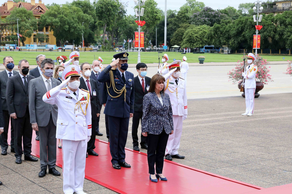 Tổng thống Cộng hòa Hy Lạp Katerina Sakellaropoulou tưởng niệm Chủ tịch Hồ Chí Minh. (Ảnh: An Đăng/TTXVN)