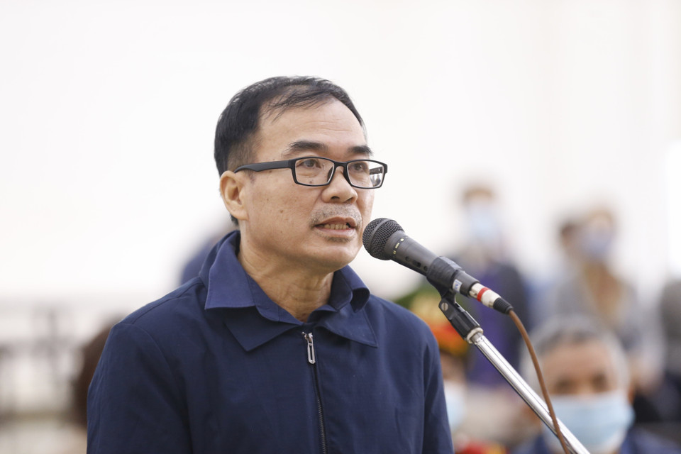 Bị cáo Trương Văn Út (50 tuổi, cựu Phó Trưởng phòng Quản lý đất, Sở Tài nguyên và Môi trường Thành phố Hồ Chí Minh) khai báo trước tòa. (Ảnh: Doãn Tấn/TTXVN)