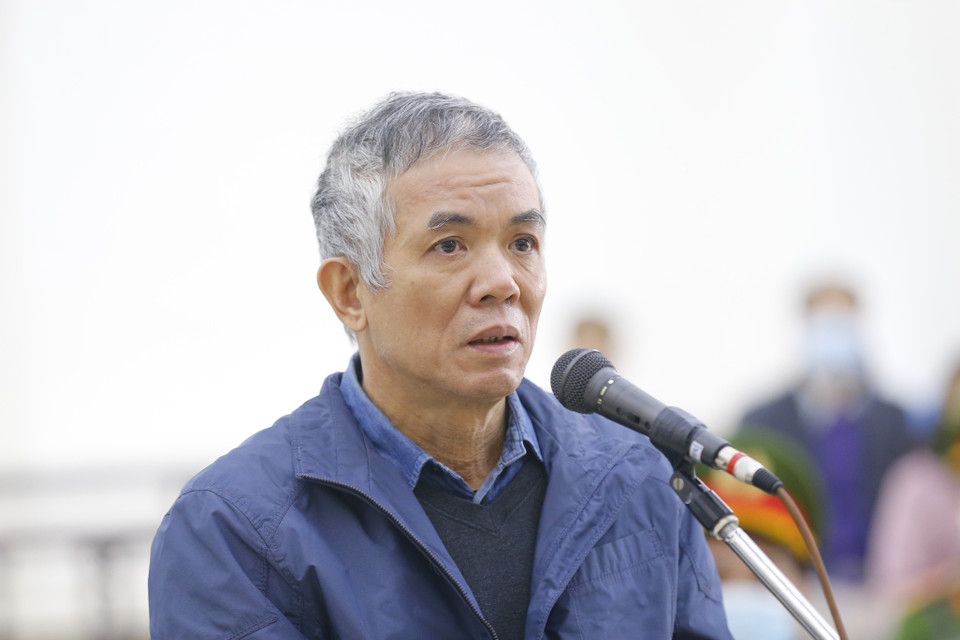 Bị cáo Phan Chí Dũng (63 tuổi, cựu Vụ trưởng Công nghiệp nhẹ, Bộ Công Thương) khai báo trước tòa. (Ảnh: Doãn Tấn/TTXVN)