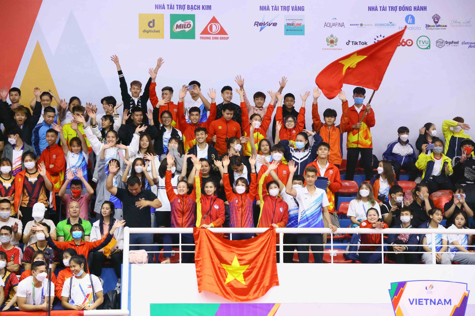 Đông đảo các cổ động viên đến xem và cổ vũ cho các vận động viên đội tuyển Pencak Silat Việt Nam thi đấu tại SEA Games 31. (Ảnh: Quang Quyết/TTXVN)