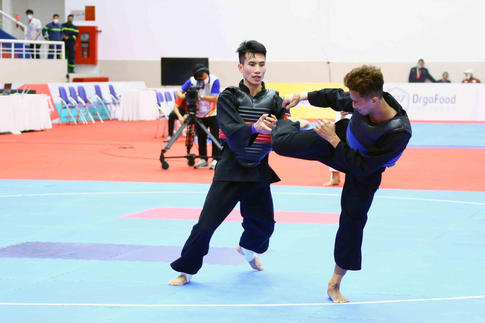 VĐV Vũ Văn Kiên (Việt Nam-giáp đỏ) thi đấu trước VĐV Muhammad Hazim Bin Mohamad Yusli của Singapore (giáp xanh) ở hạng cân 55kg-60kg. (Ảnh: Quang Quyết/TTXVN)