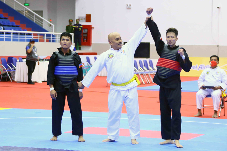 VĐV Nguyễn Đình Tuấn (Việt Nam-giáp đỏ) giành chiến thắng trước VĐV Dines Dumaan của Philippines (giáp xanh) ở hạng cân 50kg-55kg nội dung đối kháng nam (Tanding) với số điểm43-31, qua đó giành chiến thắng chung cuộc với tỷ số 3-0. (Ảnh: Quang Quyết/TTXVN)