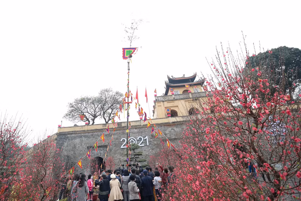 Dựng cây nêu ngày Tết. (Ảnh: Thanh Tùng/TTXVN)