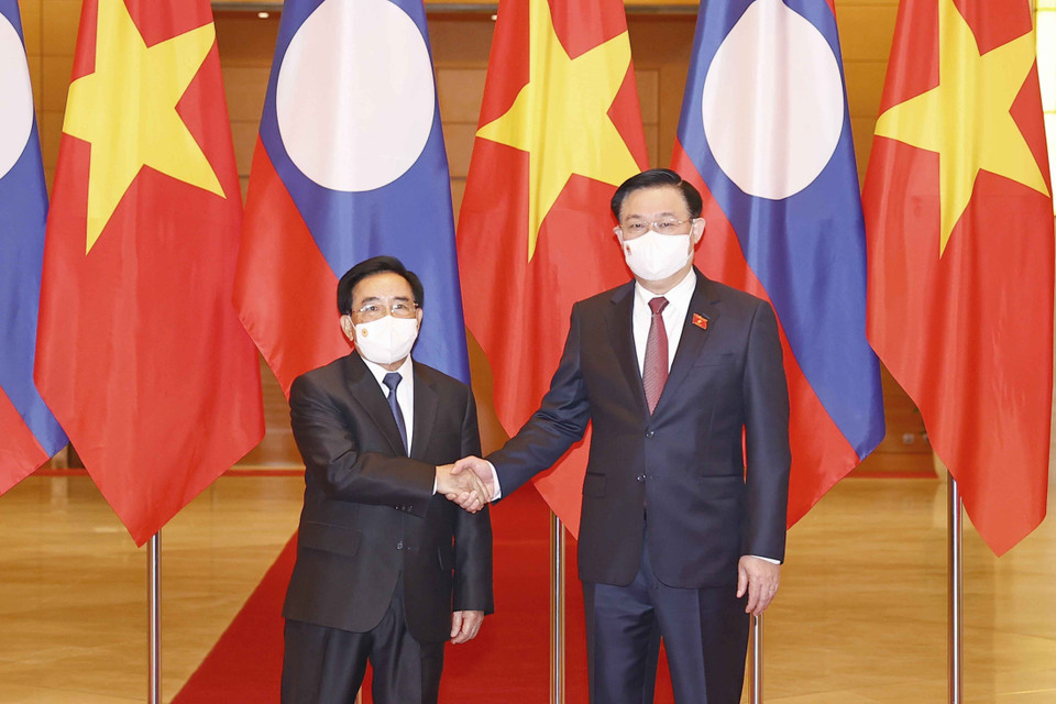 Chủ tịch Quốc hội Vương Đình Huệ và Thủ tướng Lào Phankham Viphavanh chụp ảnh chung. (Ảnh: Doãn Tấn/TTXVN)