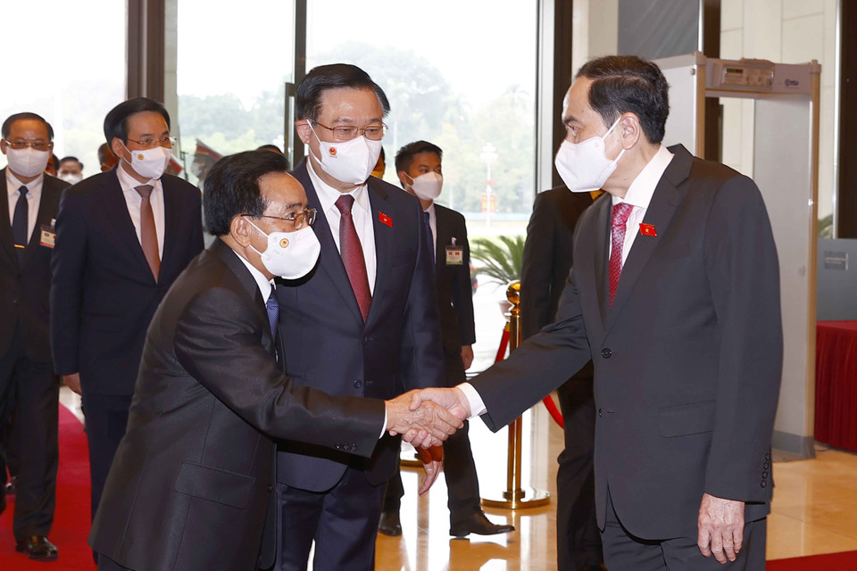 Thủ tướng Lào Phankham Viphavanh bắt tay thân mật Phó Chủ tịch thường trực Quốc hội Trần Thanh Mẫn. (Ảnh: Doãn Tấn/TTXVN)