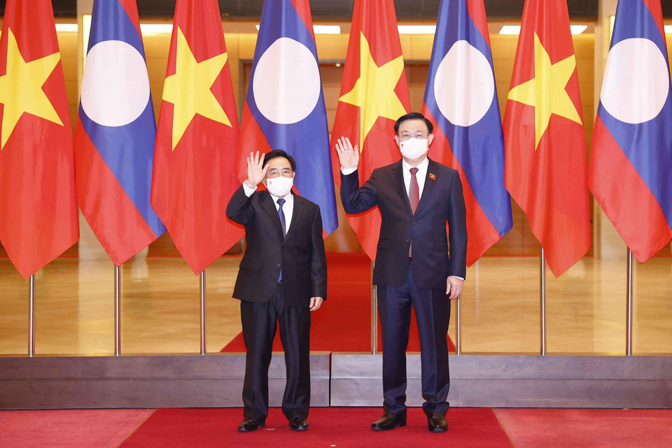 Chủ tịch Quốc hội Vương Đình Huệ và Thủ tướng Lào Phankham Viphavanh chụp ảnh chung. (Ảnh: Doãn Tấn/TTXVN)