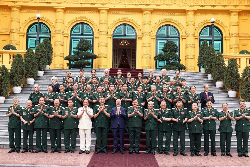 Chủ tịch nước Võ Văn Thưởng gặp mặt thân mật Ban Liên lạc Mặt trận Tây Nguyên, B3, Quân đoàn 3. (Ảnh: Thống Nhất/TTXVN)