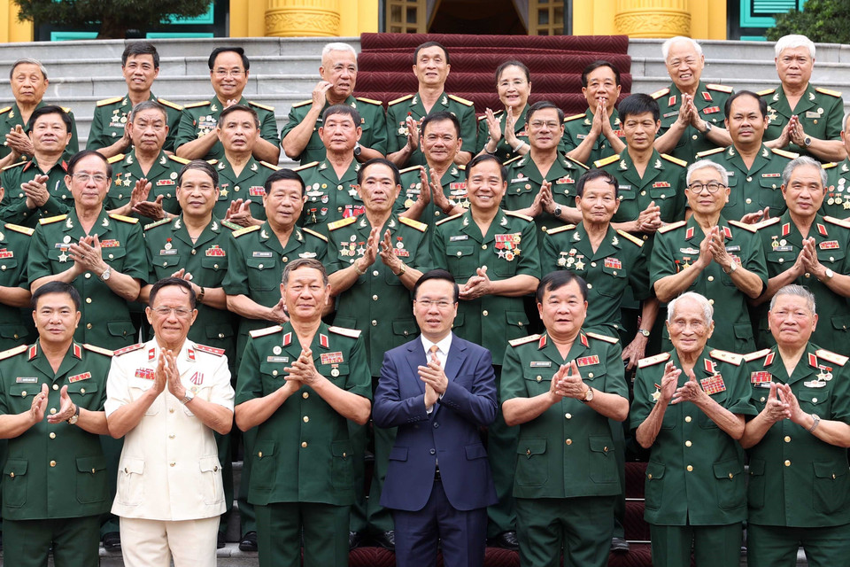 Chủ tịch nước Võ Văn Thưởng gặp mặt thân mật Ban Liên lạc Mặt trận Tây Nguyên, B3, Quân đoàn 3. (Ảnh: Thống Nhất/TTXVN)