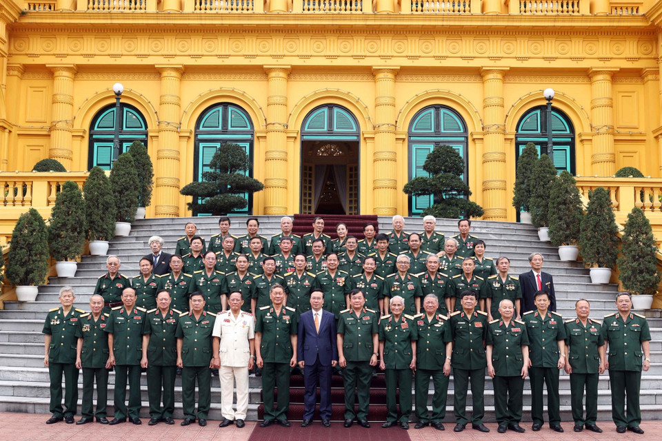 Chủ tịch nước Võ Văn Thưởng gặp mặt thân mật Ban Liên lạc Mặt trận Tây Nguyên, B3, Quân đoàn 3. (Ảnh: Thống Nhất/TTXVN)