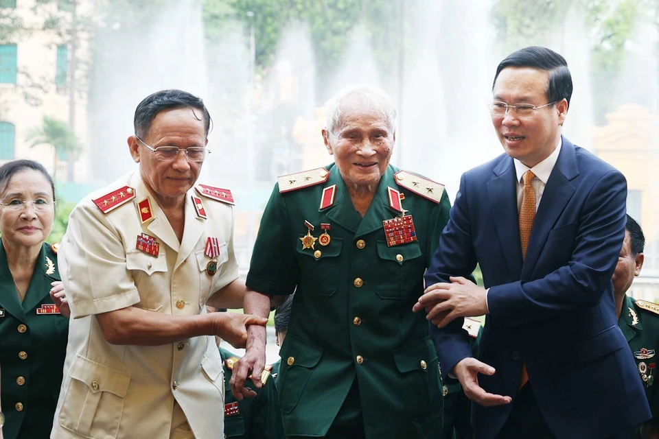 Nhân kỷ niệm 48 năm Ngày giải phóng miền Nam thống nhất đất nước, chiều 28/4/2023, tại Phủ Chủ tịch, Chủ tịch nước Võ Văn Thưởng gặp mặt thân mật Ban Liên lạc Mặt trận Tây Nguyên, B3, Quân đoàn 3. (Ảnh: Thống Nhất/TTXVN)