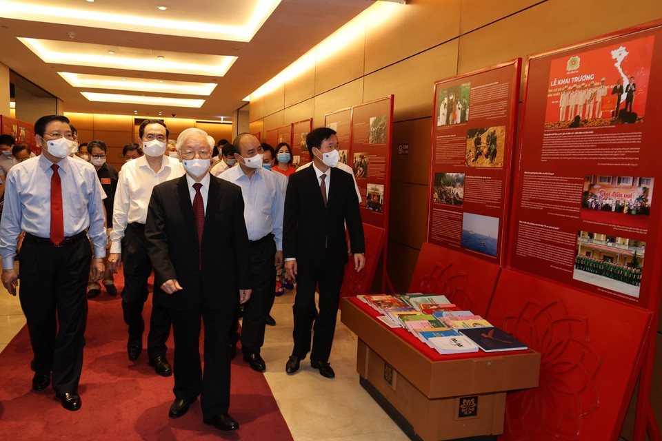 Tổng Bí thư Nguyễn Phú Trọng, Chủ tịch nước Nguyễn Xuân Phúc, Thường trực Ban Bí thư Võ Văn Thưởng và các đại biểu thăm Triển lãm Những tấm gương bình dị mà cao quý trưng bày bên sảnh hội nghị. (Ảnh: Trí Dũng/TTXVN)