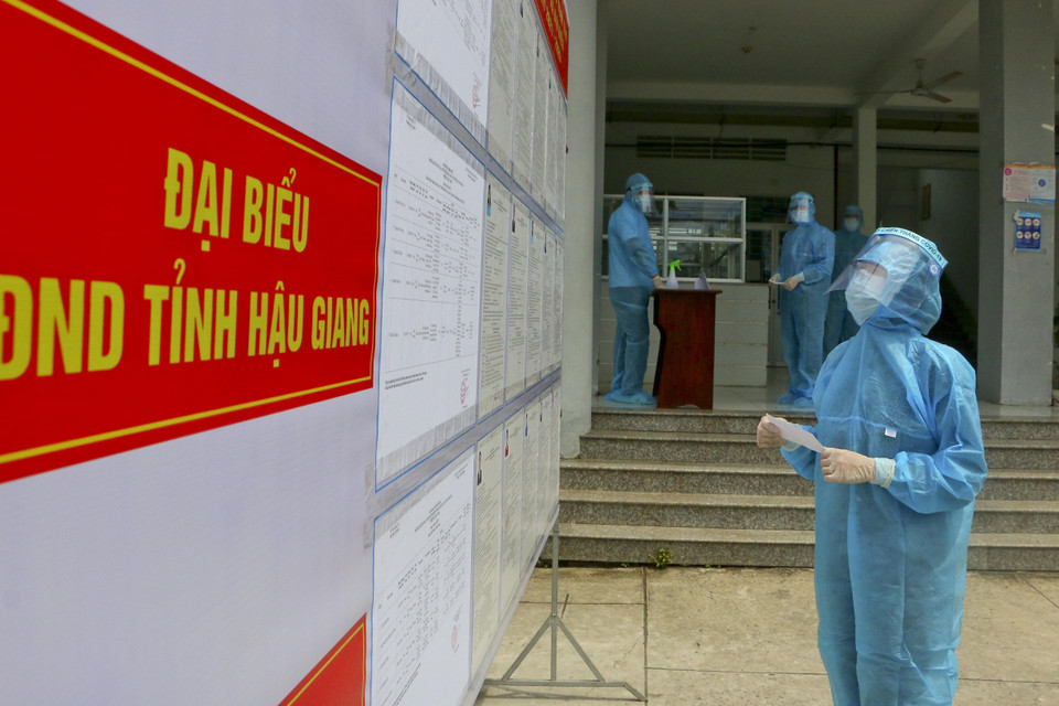 Cử tri là nhân viên y tế trước khi bỏ phiếu bầu tại khu cách ly tập trung, bệnh viện, cơ sở y tế. (Ảnh: Duy Khương/TTXVN)