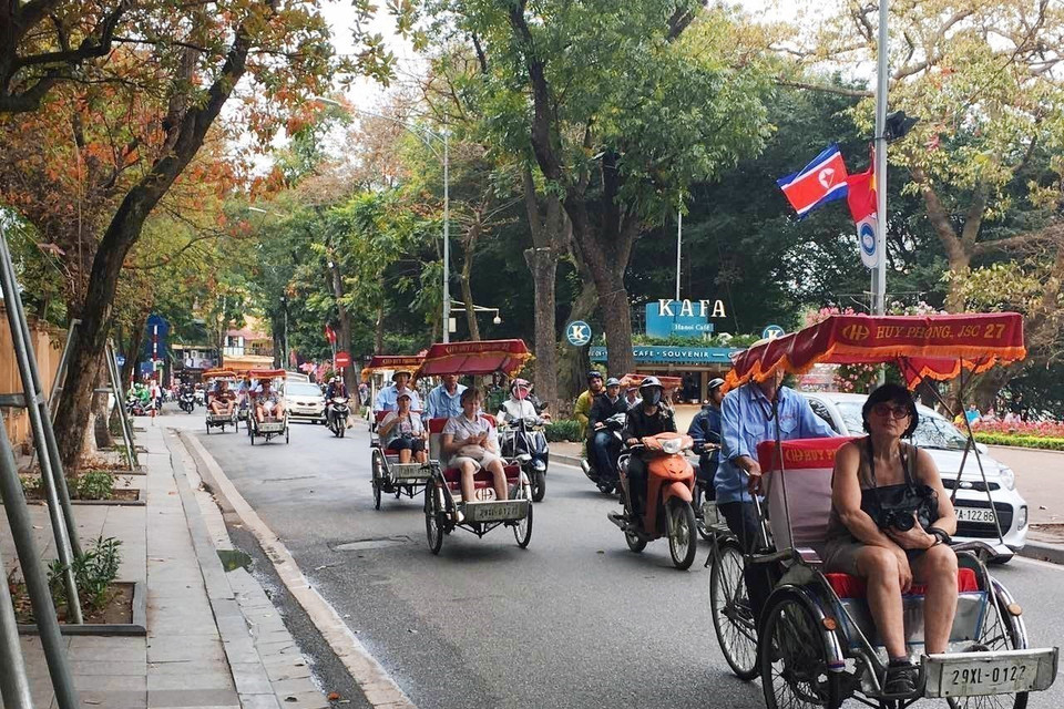 Việt Nam đang trở thành điểm đến hấp dẫn của thế giới với bờ biển dài hơn 3.000km, kinh tế năng động và văn hóa đa sắc màu. Trong ảnh: Hà Nội - thành phố Vì hòa bình là điểm đến không thể thiếu của du khách quốc tế khi tới Việt Nam. (Ảnh: Diệu Anh/TTXVN)
