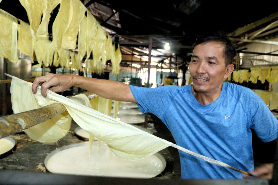 Làng nghề sản xuất tàu hũ ky Mỹ Hòa (xã Mỹ Hòa, thị xã Bình Minh, tỉnh Vĩnh Long) đang hoạt động hết công suất để đảm bảo đơn hàng trong dịp Tết năm nay. (Ảnh: Lê Thúy Hằng/TTXVN)